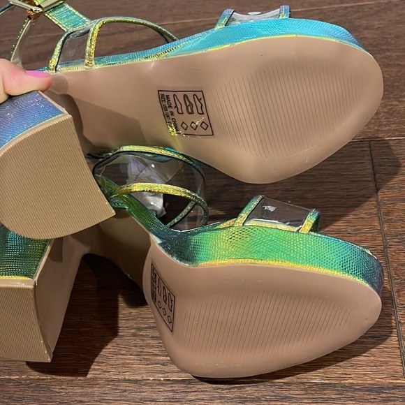 Qupid Women’s Brand New Iridescent Platform Sandals Size 9 - Picture 4 of 5